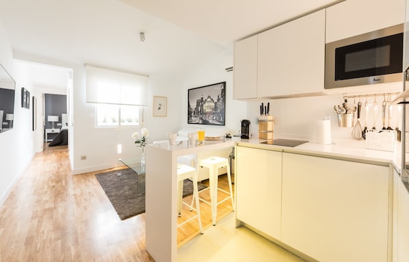 Fridge, microwave, oven, stovetop