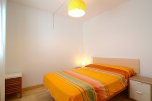 Een strijkplank/strijkijzer, beddengoed