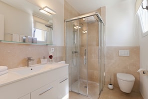 Dusche, Haartrockner, Handtücher