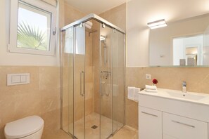 Shower, hair dryer, towels