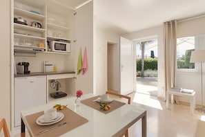 Kühlschrank, Mikrowelle, Herdplatte, Wasserkocher mit Kaffee-/Teezubehör