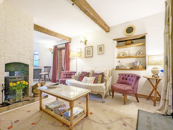 Smart TV, fireplace - A charming and unique cottage in the centre of Chichester - sleeps 3 (Chichester)