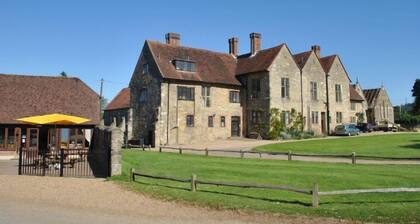 Cosy holiday home in a quiet area of Midhurst, West Sussex.