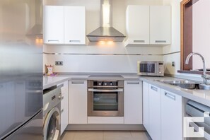 Réfrigérateur, four à micro-ondes, un four, surface de cuisson
