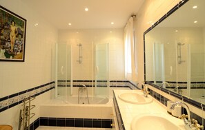 Bathtub, towels