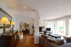 Een televisie en een open haard