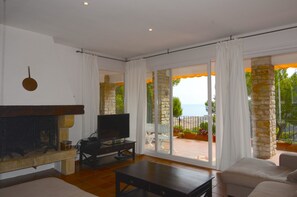 Een televisie en een open haard