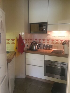 Refrigerador, microondas, horno y parrilla de estufa 