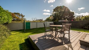 Outdoor dining - Modern 2‑Bedroom St Andrews Retreat with Garden, Parking & Easy Walk to Harbour & East Sands (St. Andrews)