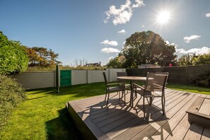 Outdoor dining - Modern 2‑Bedroom St Andrews Retreat with Garden, Parking & Easy Walk to Harbour & East Sands (St. Andrews)