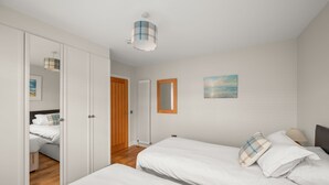 2 bedrooms, Internet, bed sheets - Modern 2‑Bedroom St Andrews Retreat with Garden, Parking & Easy Walk to Harbour & East Sands (St. Andrews)