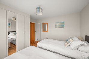 2 bedrooms, Internet, bed sheets - Modern 2‑Bedroom St Andrews Retreat with Garden, Parking & Easy Walk to Harbour & East Sands (St. Andrews)
