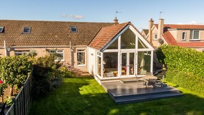 Outdoor dining - Modern 2‑Bedroom St Andrews Retreat with Garden, Parking & Easy Walk to Harbour & East Sands (St. Andrews)