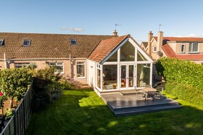 Outdoor dining - Modern 2‑Bedroom St Andrews Retreat with Garden, Parking & Easy Walk to Harbour & East Sands (St. Andrews)