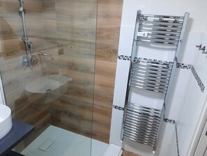 تجهيزات دش، مجففات شعر، مراحيض شطف، مناشف