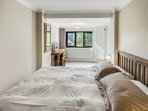 3 bedrooms, iron/ironing board, internet, bed sheets