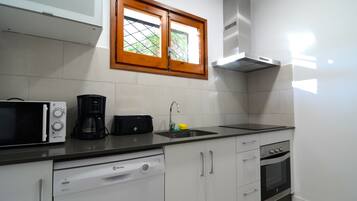 Een koffiezetapparaat/waterkoker, een koelkast, een magnetron, een oven