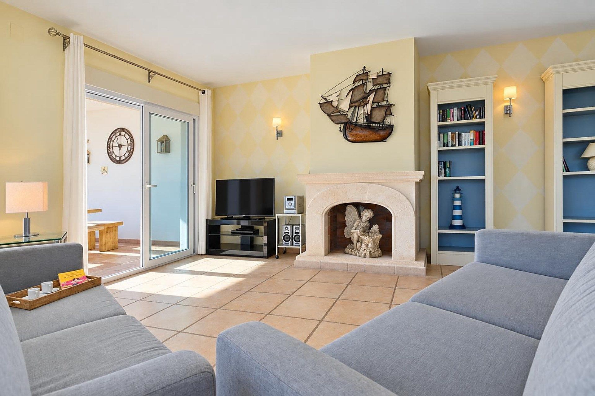Ein Wohnzimmer mit Kamin, Fernseher und Bücherregal.