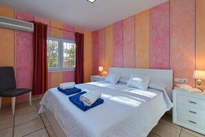 3 habitaciones, tabla de planchar con plancha, wifi y ropa de cama 