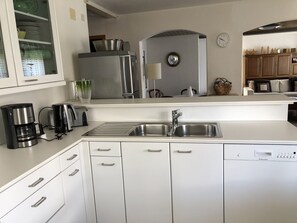 Geladeira, micro-ondas, fogão, lava-louças