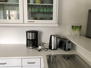Kühlschrank, Mikrowelle, Ofen, Geschirrspüler