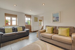 A living room with two sofas, a rug, and a framed picture on the wall. - 2 Bed in Croyde (oc-longst) (Croyde)