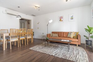 Télévision, lecteur de DVD, livres