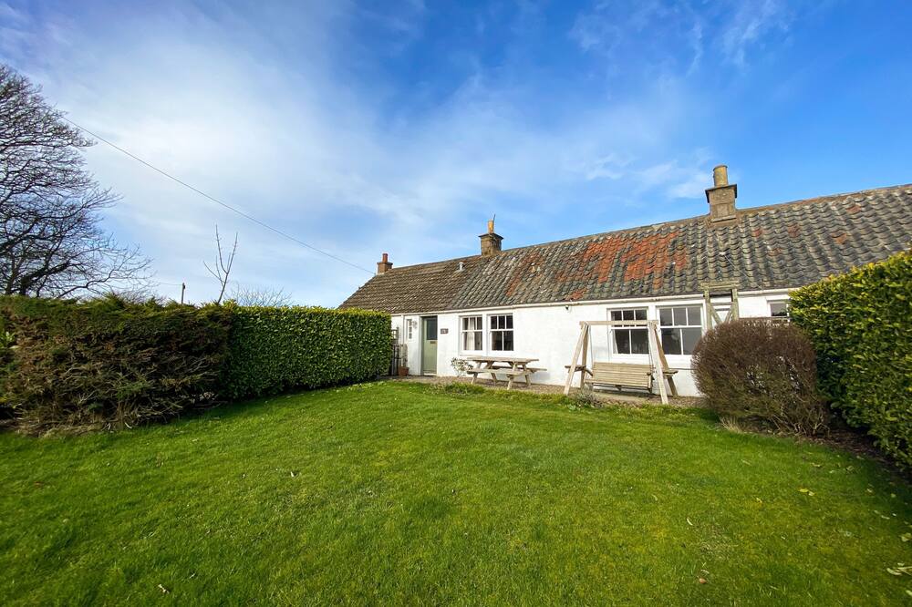 Kirkmay Cottage - a cottage that sleeps 4 guests in 2 bedrooms