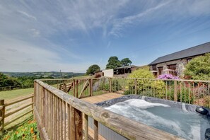 Outdoor spa tub - 1 Bed in Tiverton (oc-work) (Cove)