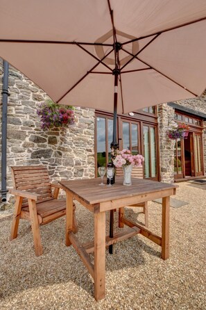 Outdoor dining - 1 Bed in Tiverton (oc-work) (Cove)