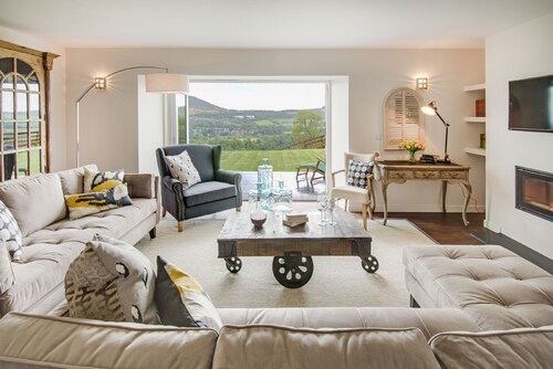 GRANARY, sleeps 8, superb barn conversion. Outstanding views, near to Melrose