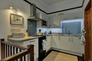 ميكروويف، فرن، كرسي للأطفال، مجمّد