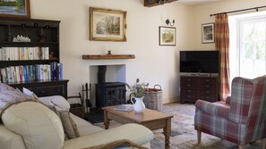 TV, lettore DVD, libri, impianto stereo