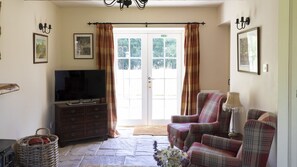 TV, lettore DVD, libri, impianto stereo