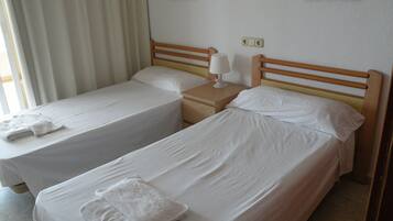 1 dormitorio, caja fuerte, tabla de planchar con plancha y ropa de cama