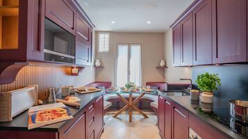 Een koelkast, een magnetron, een oven, een kookplaat