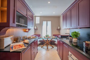 Een koelkast, een magnetron, een oven, een kookplaat