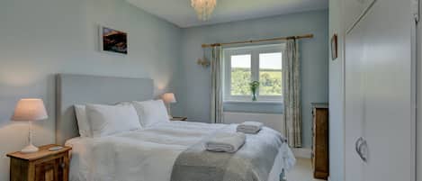 2 عدّة غرف نوم وإنترنت مجاني وملاءات أسرّة