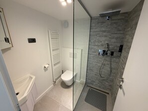 Ensemble douche/baignoire, sèche-cheveux