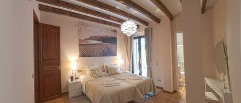 4 bedrooms, iron/ironing board, free WiFi, bed sheets