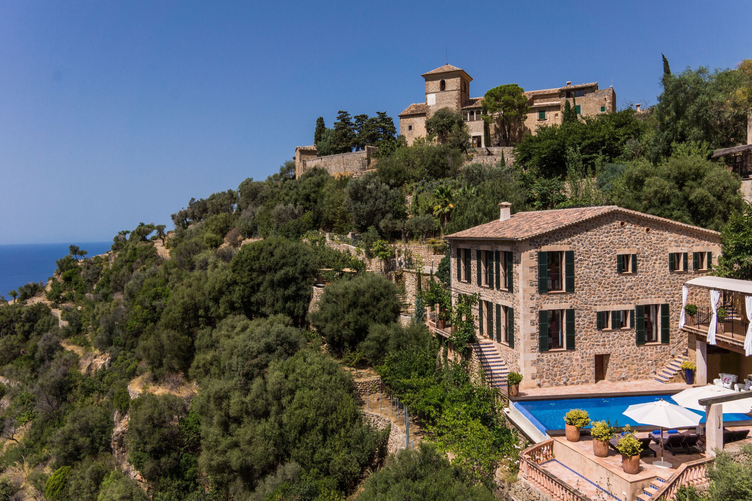 Beautiful villa in Deià, Mallorca, on the side of the mountain, with a pool and all the comforts, for vacation rental.