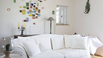 Fernseher, Kamin, Bücher, Musikbibliothek