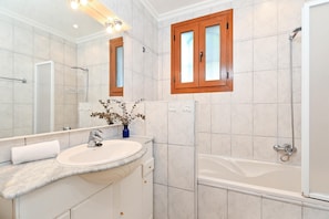 Combined shower/bathtub, towels