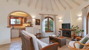 Televisión y chimenea