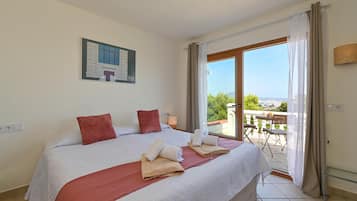 3 habitaciones, tabla de planchar con plancha, wifi y ropa de cama