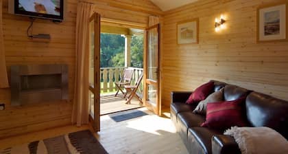 Honeysuckle Single Storey Log Cabin, sleeps up to 4