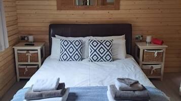 2 bedrooms, iron/ironing board, free Internet