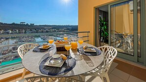 Outdoor dining - Luxury 1 Bedroom, Apartment Marina de Albufeira near Old Town (Albufeira)