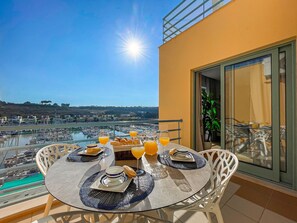 Outdoor dining - Luxury 1 Bedroom, Apartment Marina de Albufeira near Old Town (Albufeira)