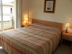 2 bedrooms, iron/ironing board, bed sheets